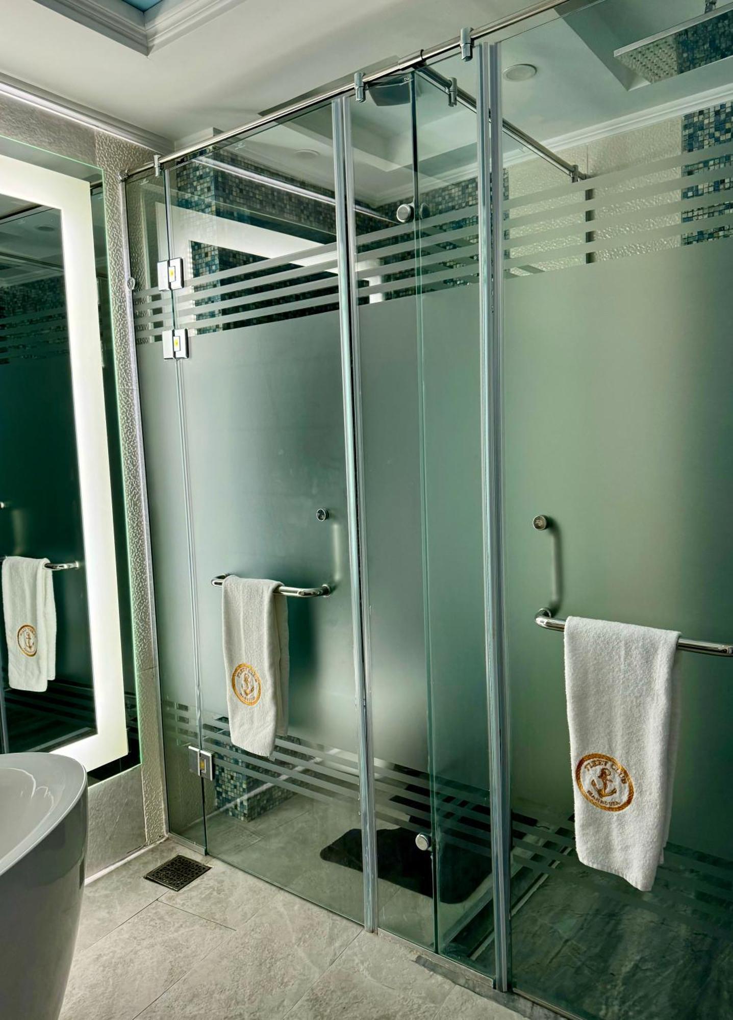 Fleet Club Mahrousa Alexandria Exterior foto A shower door